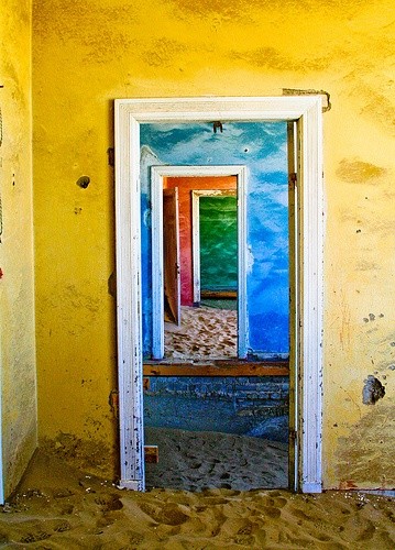 Photo:  doors Kolmanskop, Namibia